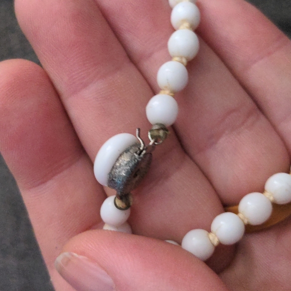 Vintage White Bead Necklace - Picture 4 of 5